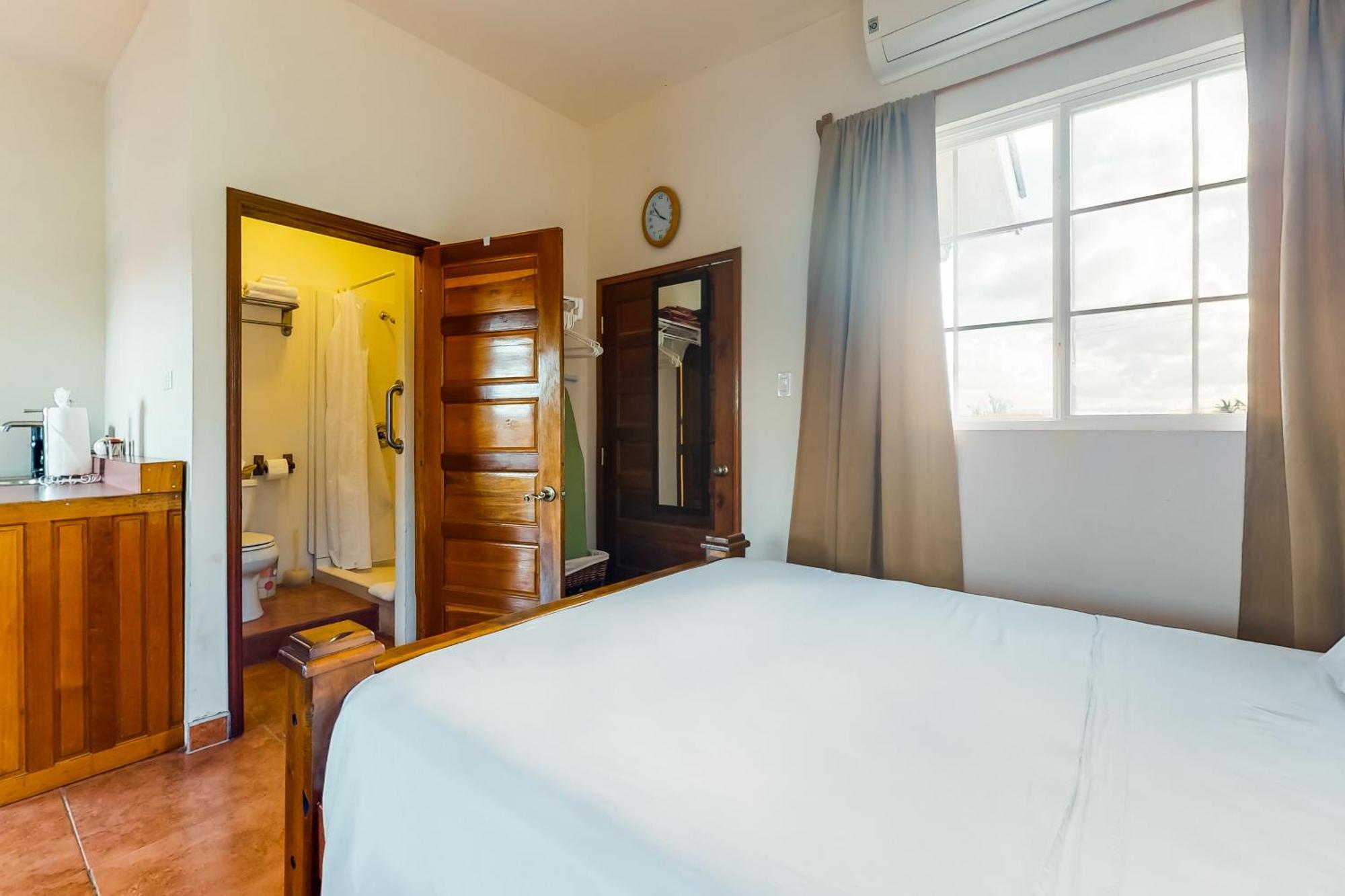Isebei Guest House Hopkins Room photo